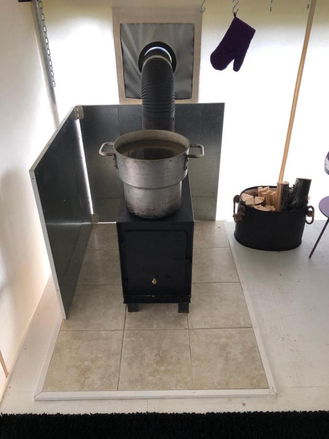 Vines And Puppies Glamping Hideaway Hotell Jade City Exteriör bild