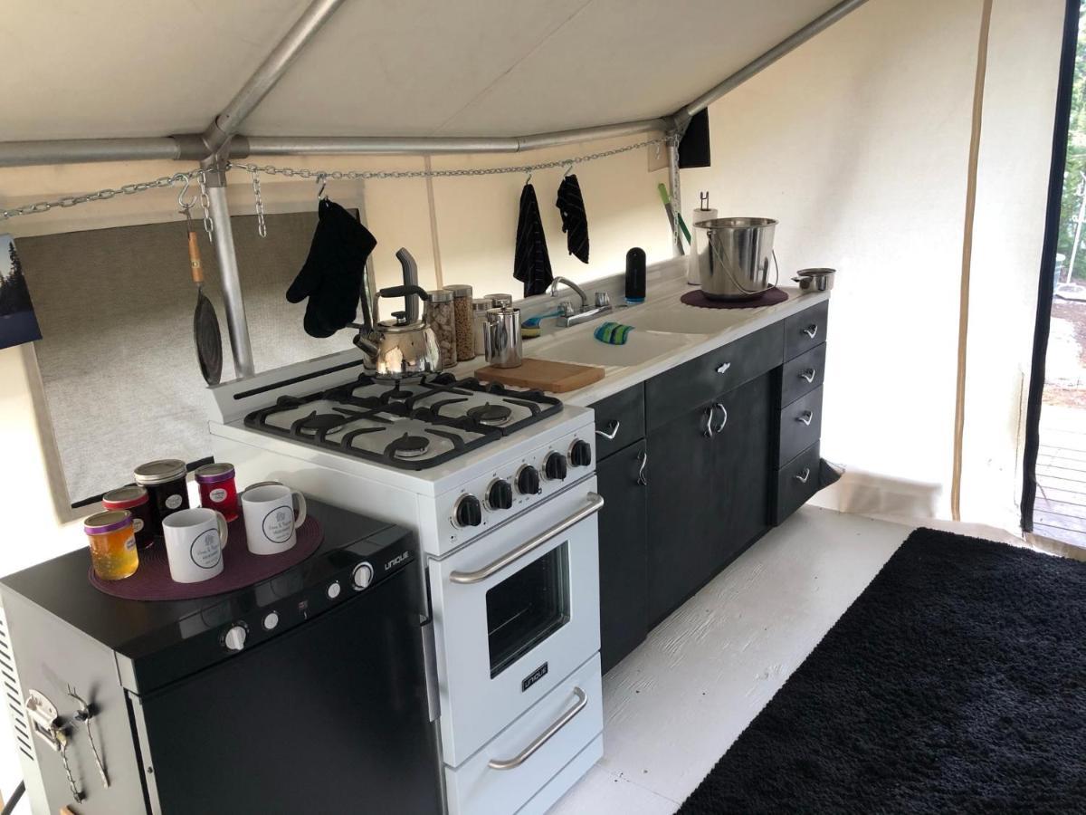 Vines And Puppies Glamping Hideaway Hotell Jade City Exteriör bild